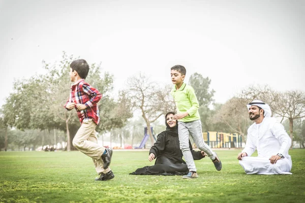 Familia árabe feliz —  Fotos de Stock