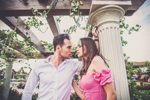 Hermosa pareja enamorada — Foto de Stock