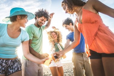 plajda parti arkadaşları