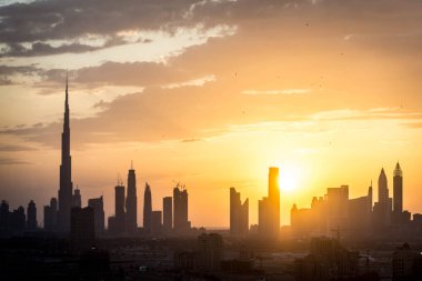 Dubai şehir silüetinin gün batımında