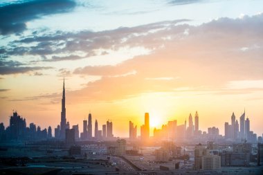 Dubai şehir silüetinin gün batımında