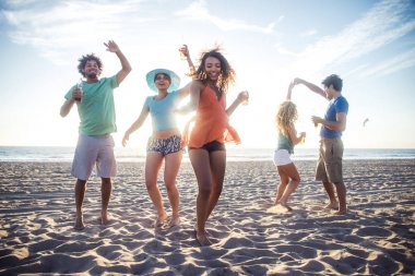 plajda parti arkadaşları