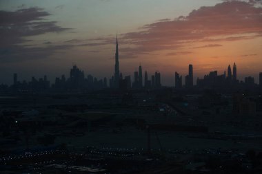 Dubai şehir silüetinin gün batımında
