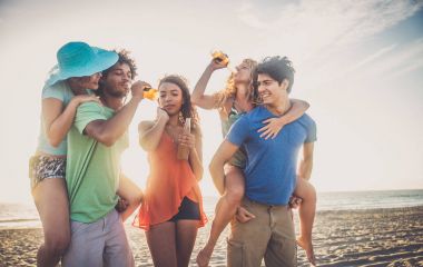 plajda parti arkadaşları