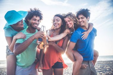 plajda parti arkadaşları