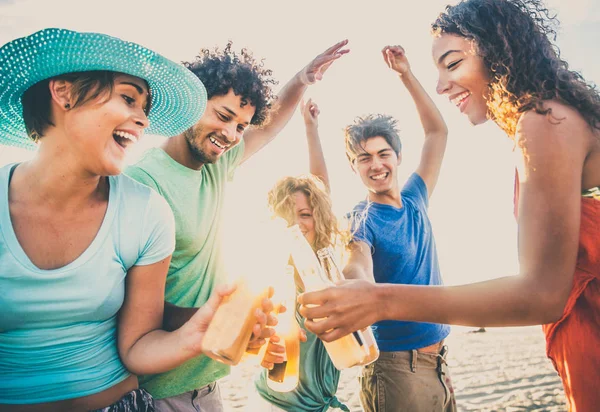 Freunde feiern am Strand — Stockfoto