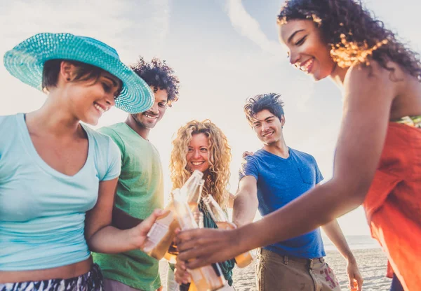 Amici che festeggiano sulla spiaggia — Foto Stock