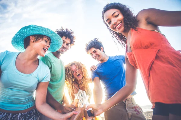 Amis faire la fête sur la plage — Photo