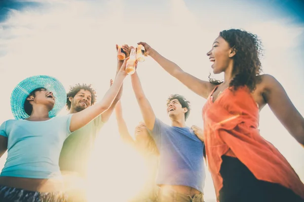 Amici che festeggiano sulla spiaggia — Foto Stock