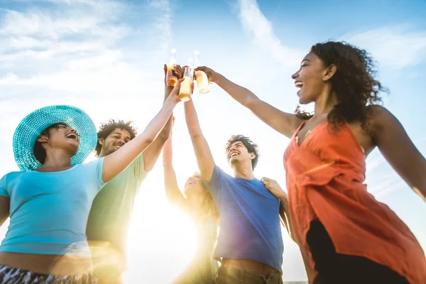 Friends partying on beach — Stock Photo, Image