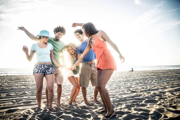 Amigos de fiesta en la playa — Foto de Stock
