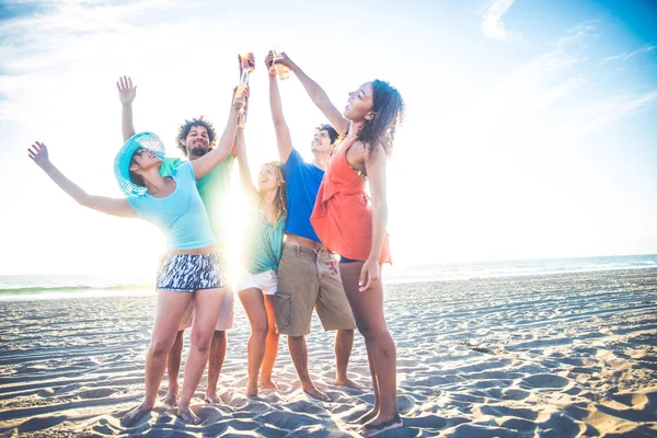 Freunde feiern am Strand — Stockfoto