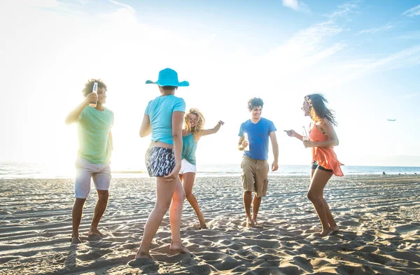 Amigos festejando na praia — Fotografia de Stock