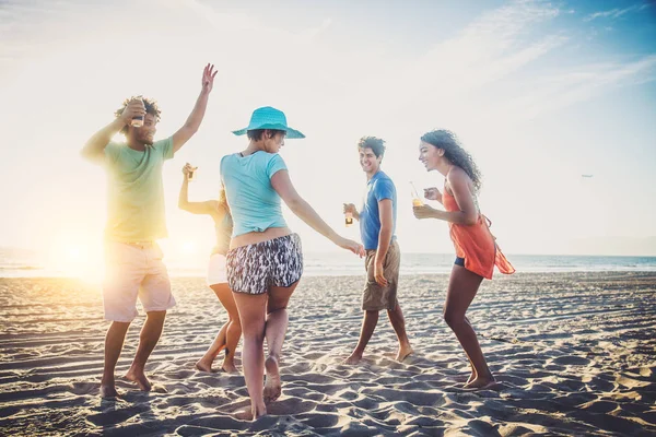 Freunde feiern am Strand — Stockfoto