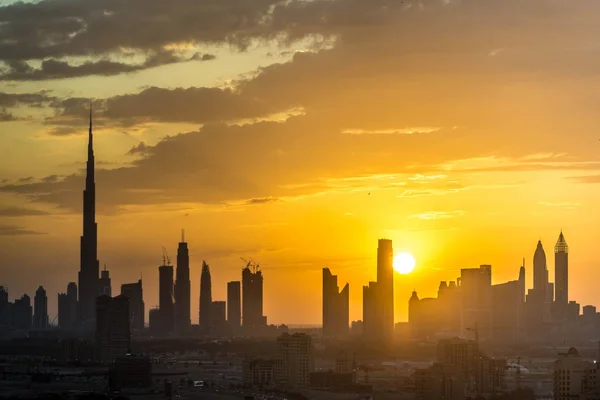 Dubai skyline au coucher du soleil — Photo