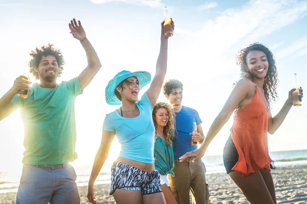 Amis faire la fête sur la plage — Photo