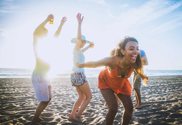 Amigos festejando na praia — Fotografia de Stock