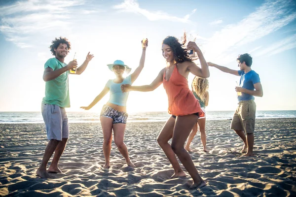 Vänner festa på stranden — Stockfoto