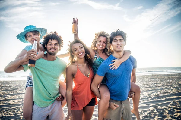 Amigos festejando na praia — Fotografia de Stock