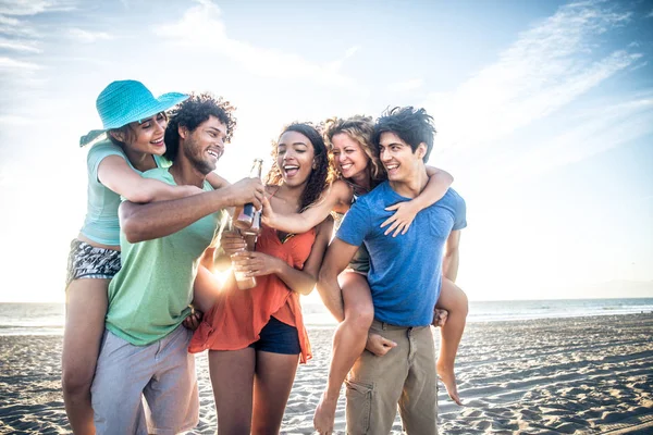 Amis faire la fête sur la plage — Photo