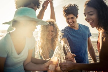 Sahil üzerinde eğleniyor arkadaşlar