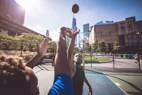 Twee straat basketbalspelers — Stockfoto