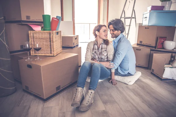 Casal se mudando em novo apartamento — Fotografia de Stock