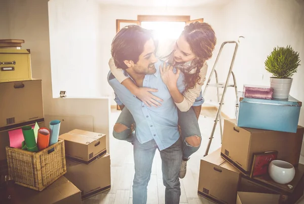 Пара переезжающих в новую квартиру — стоковое фото