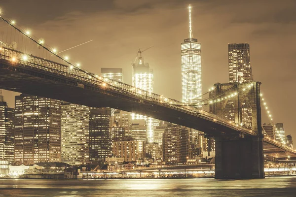 Puente de Brooklyn y horizonte de Manhattan — Foto de Stock