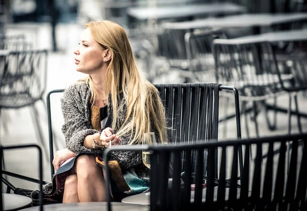 Blonde vrouw roken — Stockfoto