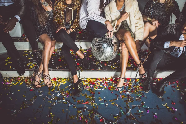 Menschen feiern im Club — Stockfoto