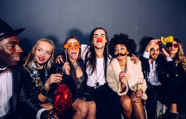 Gente celebrando en el club — Foto de Stock