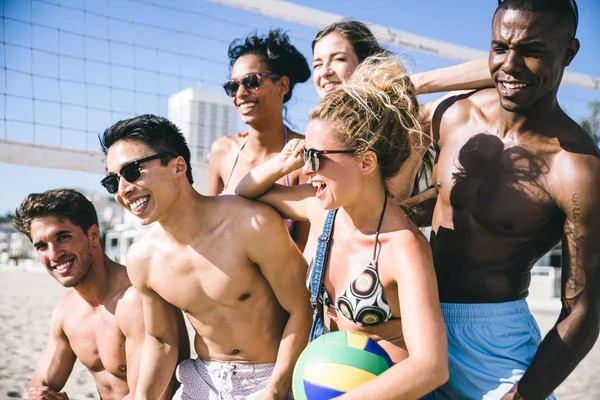 Vänner som spelar beachvolley — Stockfoto