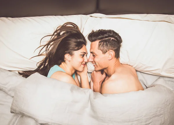 Paar samen in bed liggen — Stockfoto