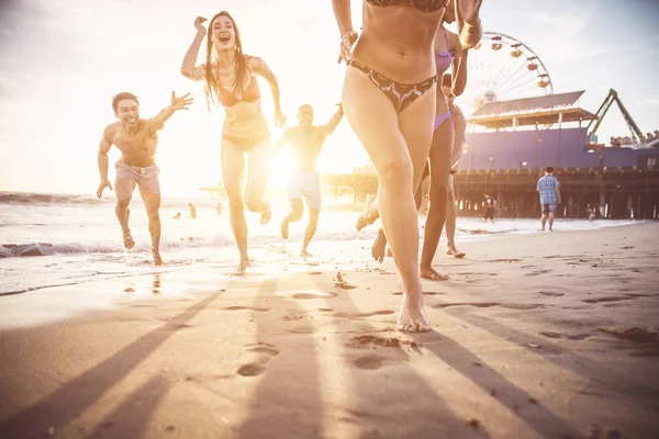 Amigos fazendo festa na praia — Fotografia de Stock