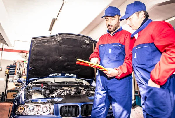 Mecánica trabajando con el coche — Foto de Stock