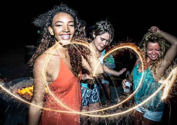 Freunde amüsieren sich am Strand — Stockfoto