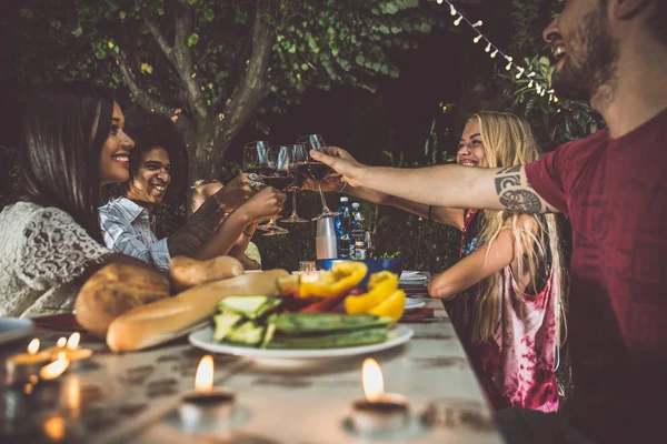 Friends making barbecue in backyard — Stock Photo, Image