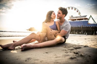 Mutlu çift Santa Monica'da vakit