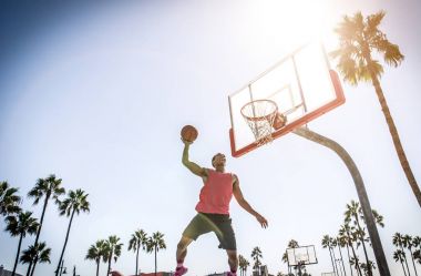 Bir Kaliforniya sahada basketbol dunk slam