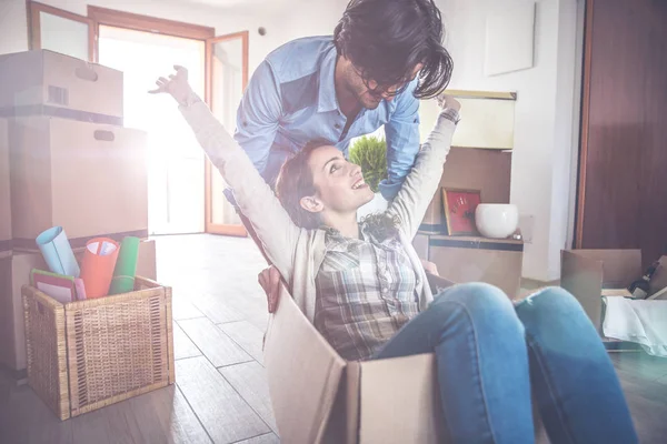 Jeune couple emménageant dans un nouvel appartement — Photo