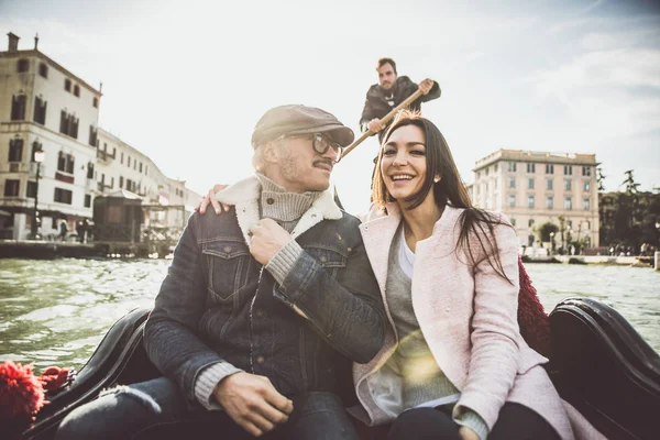 Pareja feliz en vacaciones románticas en Venezia — Foto de Stock