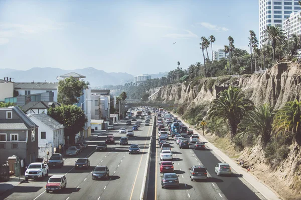 Los Angeles, Ca, Amerikai Egyesült Államok. Szeptember 23-án, 2016. Utcára néző Santa Monica. . A város névadója a keresztény Szent Monica — Stock Fotó