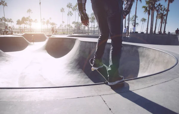 Скейтер в действии в Лос-Анджелесе — стоковое фото