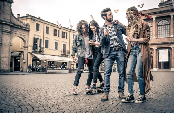 Grupa młodych ludzi kręcącego się w mieście — Zdjęcie stockowe