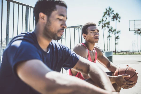 Dois jogadores de basquete jogando ao ar livre em LA — Fotografia de Stock