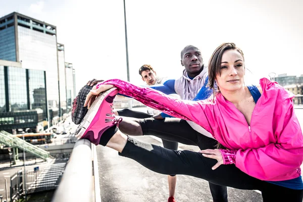 Les coureurs urbains font étirement — Photo