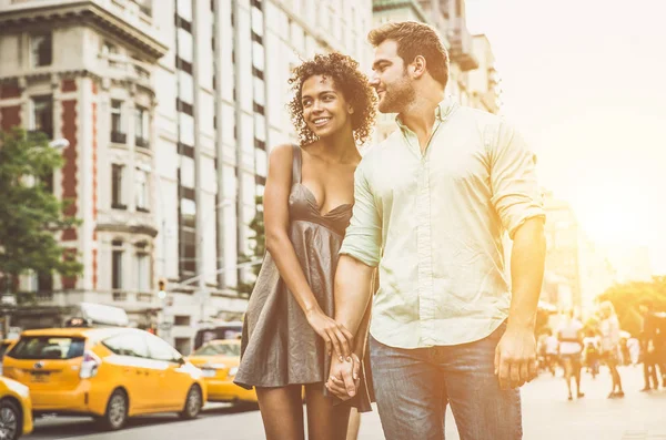 Счастливая пара, гуляющая по Нью-Йорку — стоковое фото