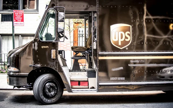 Nova Iorque, Park AVENUE, EUA. 16 setembro 2016. UPS caminhão de entrega em uma rua. (UPS) é a maior empresa de entrega de pacotes do mundo — Fotografia de Stock