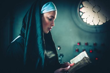 Bir manastırda dua Rahibe